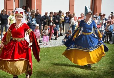 Májový den uměleckých řemesel a divadla